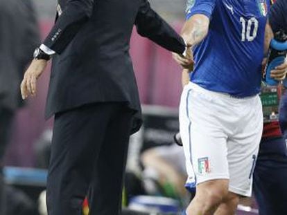 Prandelli saluda a Cassano durante el partido ante Irlanda