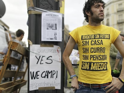 Un miembro de Juventud sin futuro en la acampada del 15-M en la Puerta del Sol de Madrid en mayo de 2011.