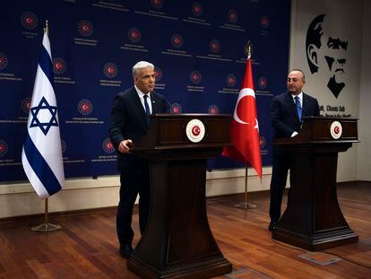 El ministro israelí de Exteriores, Yair Lapid (izquierda), durante la rueda de prensa con su homólogo turco, Mevlüt Çavusoglu, este jueves en Ankara.