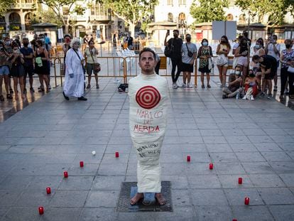 Un joven durante una manifestación para condenar el asesinato de Samuel Luiz en A Coruña.