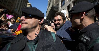 Guardias civiles, durante la Operación Anubis del pasado miércoles en Barcelona.