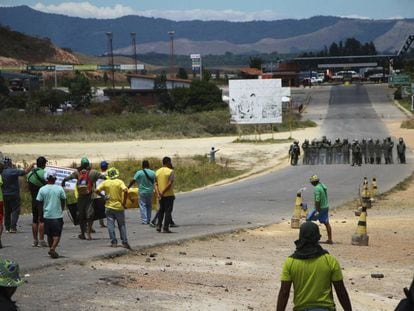 Manifestantes antichavistas frente a una barrera de guardias nacionales en la frontera entre Venezuela y Brasil. 
