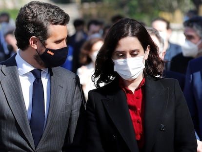 El líder del PP, Pablo Casado, conversa con la presidenta de la Comunidad de Madrid, Isabel Díaz Ayuso, en el acto de Estado de reconocimiento y memoria a todas las víctimas del terrorismo celebrado el pasado jueves en los jardines del Palacio Real, en Madrid.