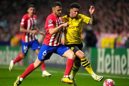 Koke (a la izquierda), del Atlético, en una jugada con Jadon Sancho del Borussia Dortmund.