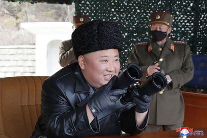 El dictador norcoreano, Kim Jong-un, observa un ejercicio de artillería con proyectiles de largo alcance en una localidad sin identificar en Corea del Norte el pasado 2 de marzo.