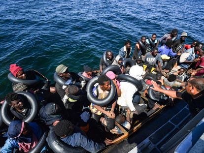 La Guardia costera tunecina intercepta a varios migrantes que se encontraban en el mar entre Túnez e Italia, este jueves 10 de agosto.