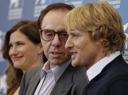 La actriz Kathryn Hahn, con Peter Bogdanovich y el actor Owen Wilson, ayer en Venecia.