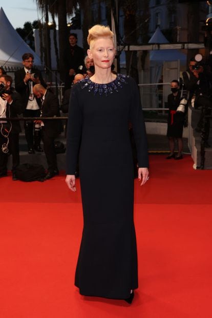 Tilda Swinton presentó la película Three Thousand Years Of Longing, junto al actor Idris Elba. La actriz escogió un vestido largo en azul marino y con detalle de pedrería al cuello.
