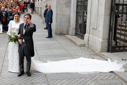 El alcalde de Madrid, José Luis Martínez Almeida, y su esposa, Teresa Urquijo, a su salida de la iglesia de San Francisco de Borja de Madrid, tras contraer matrimonio este sábado.
