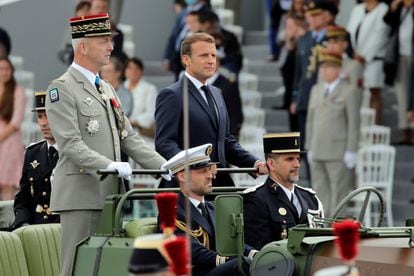 El presidente francés, Emmanuel Macron, y el jefe del Estado Mayor, el general François Lecointre, en el desfile del 14 de julio de 2020.