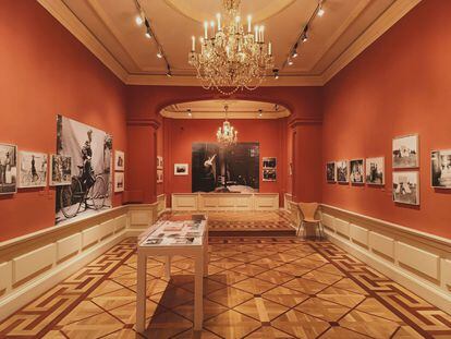 Vista de la sala de la exposición sobre Alice Austen, en una imagen cedida por el Museo del Romanticismo.