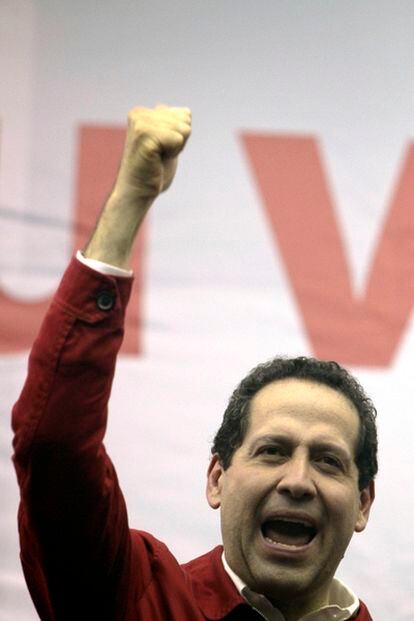 Eruviel Ávila, candidato del Partido Revolucionario Institucional, celebra los resultados electorales