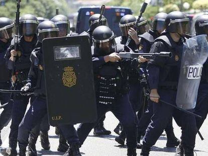 Un grupo de antidisturbios durante una actuación en la calle.