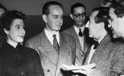 Jacobo Árbenz Guzmán (centro) habla con periodistas franceses en París en 1955. 