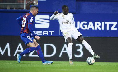 Mendy controla el balón ante Arbilla.