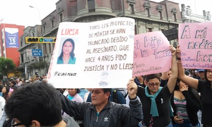 Miles de manifestantes participan en la marcha 'Ni una Menos' que busca denunciar el problema de la violencia hacia las mujeres en Perú.