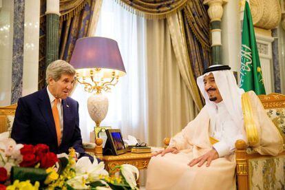 El secretario de Estado de EE UU, John Kerry, con el rey saudí Salmán, en Riad el 7 de mayo.