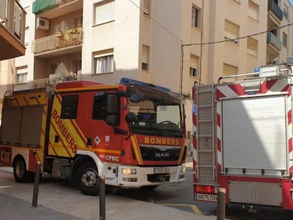 Bomberos cerca del inmueble desde el que cayó el menor, en Benicarló (Castellón).