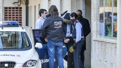 Un hombre es detenido el pasado mayo, tras el registro en la vivienda del edificio Creu de Sant Pol en S'Agaró, por falsificación de permisos de conducir.