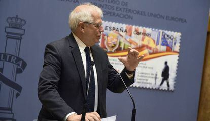 Josep Borrell presenta el sello conmemorativo de la carrera diplomática española este lunes en Madrid.