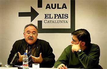 Josep Lluís Carod, ayer en el Aula EL PAÍS, junto a Sergi Pàmies.