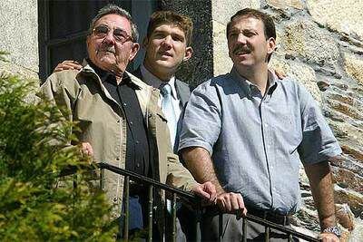El número dos cubano, Raúl Castro, este mes en Lugo, acompañado por su hijo (derecha) y su nieto (centro).