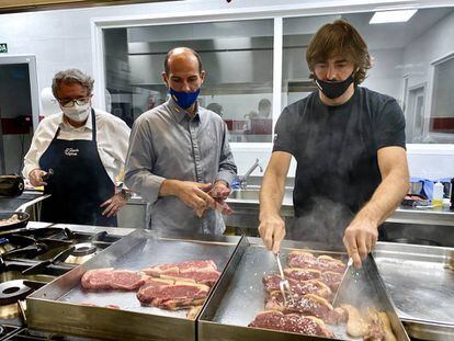 Los cocineros Iñaki Gorrotxategui, Aurelian Catalin y JuanJo López en el Curso de verano Carnívoros. J:C:CAPEL