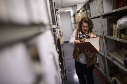 Yolanda Cagigas, directora del Archivo de la Universidad de Navarra en el depósito donde se guardan los documentos personales.