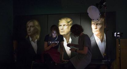 Dos mujeres en Moscú ante un cartel que muestra a Putin y Trump.