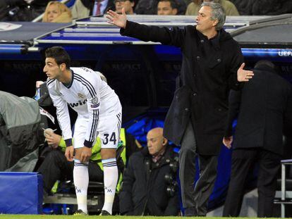 Jos&eacute; Rodr&iacute;guez se prepara para salir al campo junto a Mourinho.