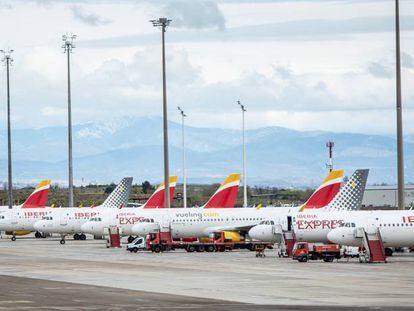 Aviones de Iberia Express y Vueling en el aeropuerto de Barajas.