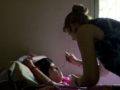 Rosa Guijo atiende a su hija Estefan&iacute;a, dependiente severa. 