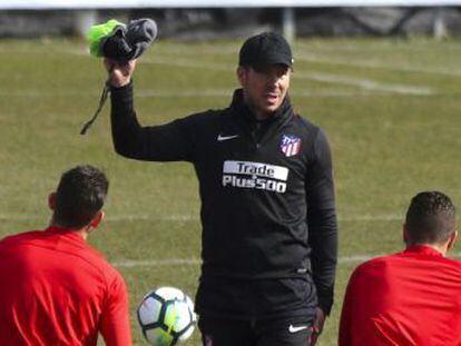 El técnico del Atlético trata de reconciliar al francés con la hinchada desde que este se encaró con la grada en el partido contra el Valencia