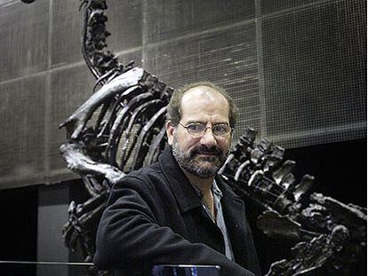 El paleontólogo Luis M. Chiappe, junto a los fósiles de iguanodontes que exhibe Cosmocaixa, en Barcelona.