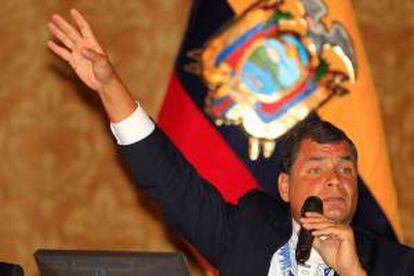 El presidente de Ecuador, Rafael Correa, habla este 20 de febrero, ante la prensa en el Palacio de Gobierno, en Quito (Ecuador).