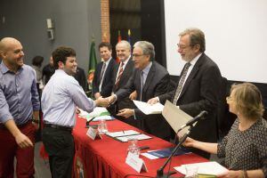 El presidente de PRISA, Juan Luis Cebrián, entrega los diplomas del máster de la Escuela UAM- EL PAÍS a los alumnos.
