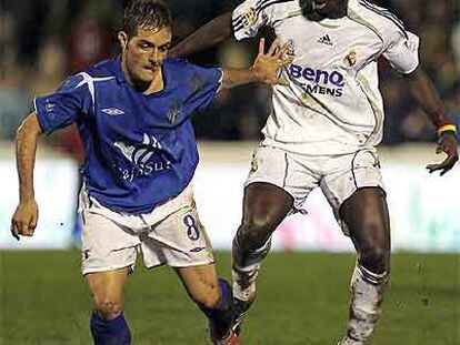 Diarra hostiga a Requena durante el partido de ayer.