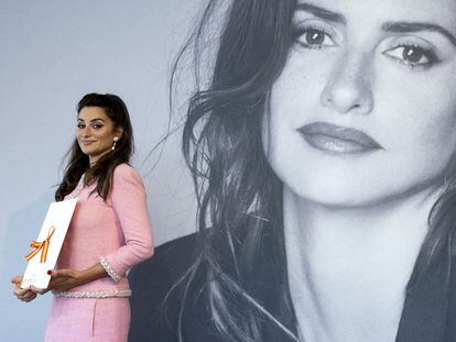 La actriz Penélope Cruz recibe el Premio Nacional de Cinematografía 2022, en Tabakalera Centro Internacional de Cultura Contemporánea de San Sebastián, el 17 de septiembre de 2022.