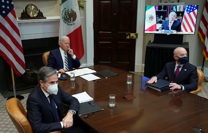 Joe Biden, junto a los secretarios de Estado y de Seguridad Nacional, durante la llamada con López Obrador en marzo.