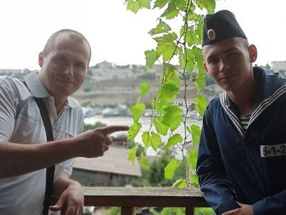 Dmitri Shkrebets (izquierda) con su hijo Yegor en una foto familiar que el padre publicó en Twitter.