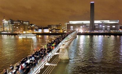 Unas dos mil personas prueban junto a la Tate Modern la estabilidad del puente del Milenio de Londres tras su reparación, en 2002.