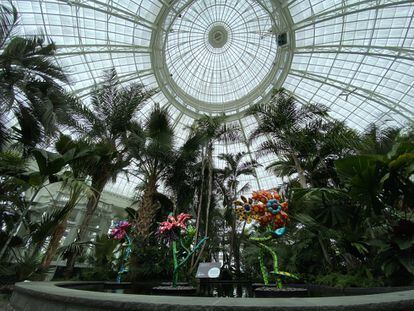 La exposición de Kusama en el Jardín Botánico de Nueva York irá cambiando con las distintas estaciones del año. Estará rodeada de tulipanes o lirios en primavera, de dalias o girasoles en verano y de calabazas en otoño.