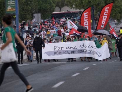 Cabecera de la manifestación de profesores en Sevilla para exigir más inversión a la Junta andaluza.