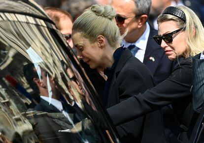 Marta Fascina (left), Silvio Berlusconi's last partner, with Barbara Berlusconi, one of the deceased's daughters.