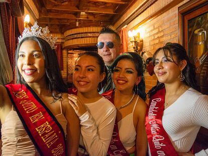 Las candidatas a Miss Quito 2023, con la ganadora de la edición de 2022, Karla Angulo, y el organizador del evento, Rafael Raza.