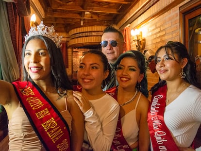 Las candidatas a Miss Quito 2023, con la ganadora de la edición de 2022, Karla Angulo, y el organizador del evento, Rafael Raza.