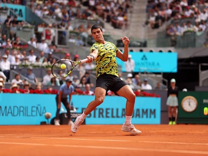 Carlos Alcaraz golpea con la derecha durante el partido contra Zverev en la Caja Mágica.