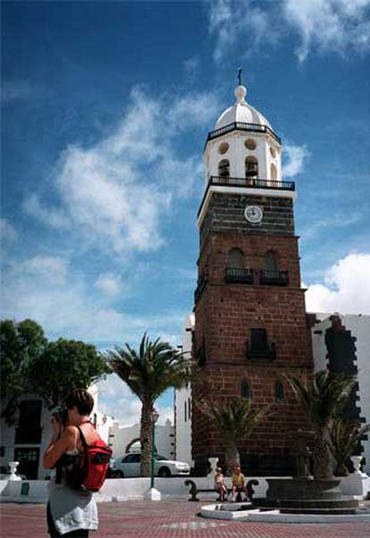 La torre dieciochesca de la iglesia de Nuestra Señora de Guadalupe, en la plaza de San Miguel de Teguise (Lanzarote).