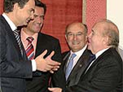 Zapatero conversa con Luis Martín Mingarro, decano del Colegio de Abogados de Madrid, junto al ministro de Justicia, Juan Fernando López Aguilar, y Carlos Carnicer, presidente del Consejo General de la Abogacía.