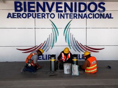 Un grupo de trabajadores ultiman los detalles finales de construcción del Aeropuerto Internacional General Felipe Ángeles.